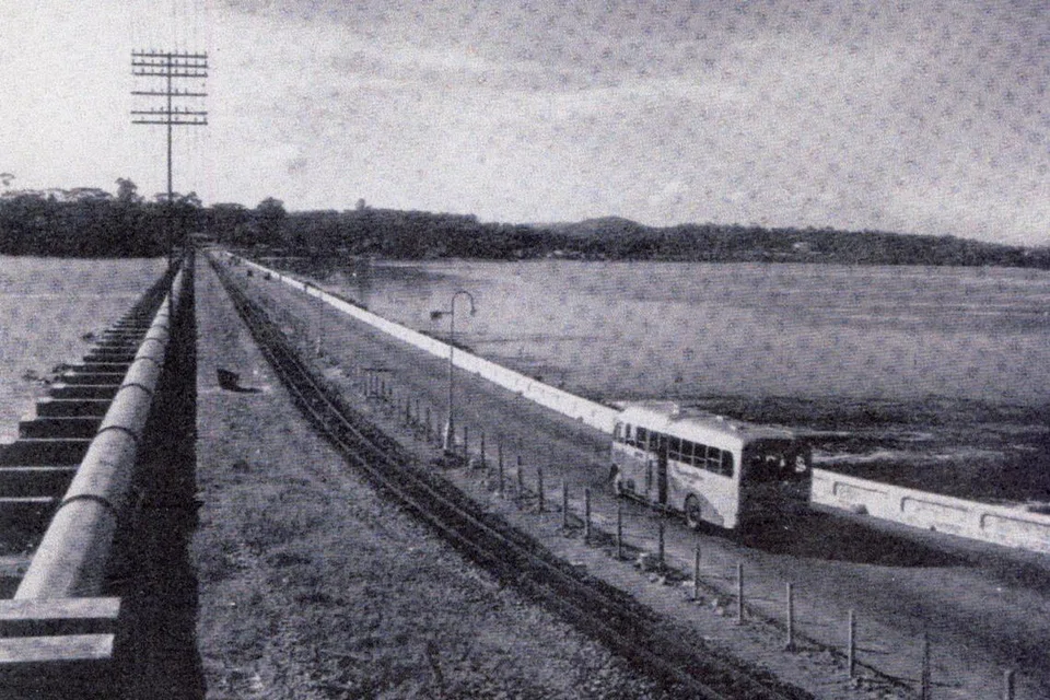 1926: Koswe bukan sahaja menghubungkan kereta api, kereta, dan orang ramai, malah memudahkan pengangkutan air. Siap dibina pada 1926, satu saluran paip di sepanjang Tambak Johor boleh menampung 38 juta liter air setiap hari dari Kawasan Tadahan Gunung Pulai Johor ke Kolam Air Pearl ‘s Hill Singapura. Dinaik taraf pada 1950 dengan paip keluli 60 inci (1.52 meter) yang baru, ia boleh membawa tambahan 7.5 juta liter air. Antara 1950-an dengan 1960-an, air dari Sungai Tebrau, Sungai Skudai, Kolam Air Pontian, dan Sungai Johor turut dibekalkan ke Singapura.