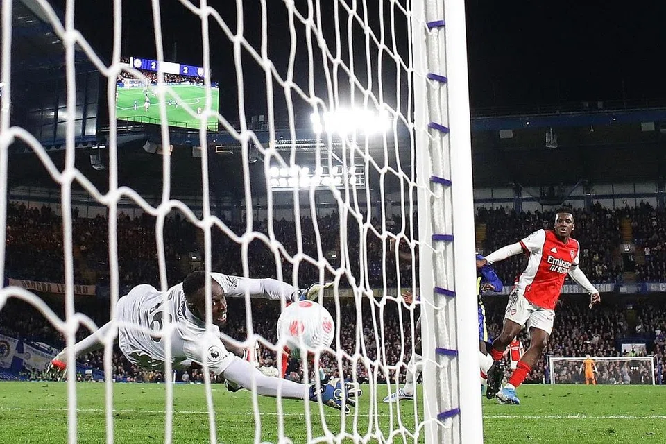 TEPAT KE SASARAN: Eddie Nketiah merembat gol ketiga Arsenal semasa kemenangan 4-2 ke atas Chelsea. - Foto REUTERS