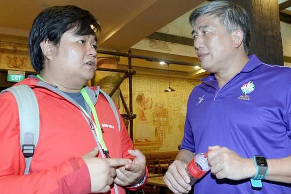 SUDAH BIASA BERTEMU: Bos Singsoc Lim Teck Yin (kanan) sudah lama mengenali Hanaffia Hamzah (kiri), yang tampil menjadi sukarelawan dalam banyak acara sukan sebelum ini, termasuk AYG 2009, YOG 2010 dan Forum Atlit IOC 2013. - Foto TAUFIK A. KADER