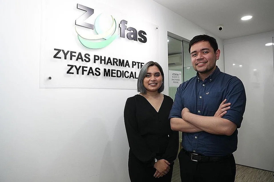 GENERASI BARU: Walaupun sudah wujud hampir 40 tahun, Cik Hajra Irfana, yang bergambar bersama abangnya, Encik Mohamed Jahirudeen Mohamed Tahir, pengurus penjualan dan pemasaran syarikat mereka, berharap dapat meningkatkan beberapa perkara di Zyfas Medical untuk membawa perniagaannya ke tahap lebih maju. - Foto BH oleh TIMOTHY DAVID