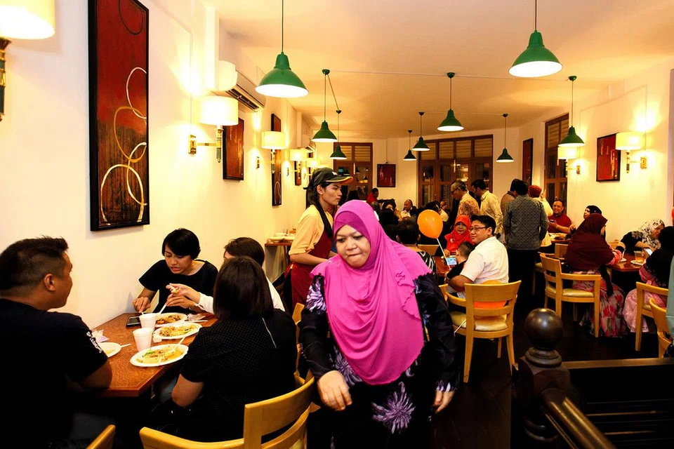 DEMI PELANGGAN: Restoran The Landmark kini menyajikan nasi padang daripada Warong Nasi Pariaman (atas) dalam bufetnya. - Foto WARONG NASI PARIAMAN