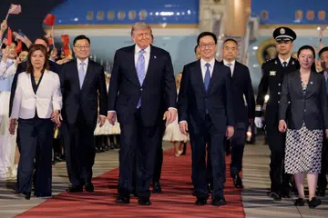 Presiden Amerika Syarikat, Donald Trump (tiga dari kiri), disambut Naib Presiden China, Encik Han Zheng (empat dari kiri), dalam majlis ketibaan rasmi di Lapangan Terbang Antarabangsa Beijing Capital semasa lawatannya ke China di Beijing pada 13 Mei 2026.