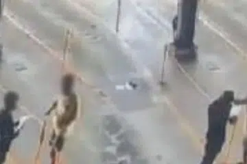 Tangkap layar video tular kejadian seorang lelaki dipercayai pemilik lori menampar kakitangan Pusat Pemeriksaan Kenderaan Berkomputer (Puspakom) kerana tidak puas hati gagal dalam pemeriksaan kenderaan itu.