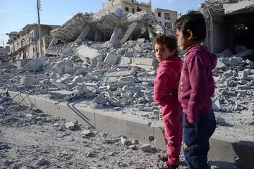 MANGSA PERANG: Kanak-kanak di Syria dilaporkan tidak lagi berasa selamat untuk berada di sekolah, menghadapi masalah gangguan percakapan dan masalah kencing, malah ada antara mereka yang hilang keupayaan bercakap. - Foto AFP