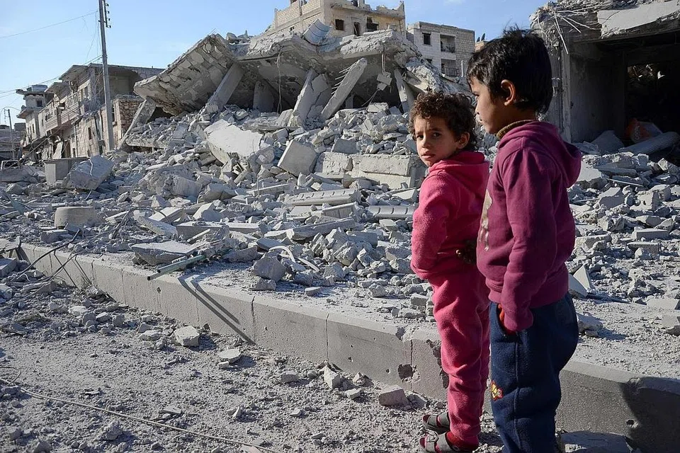 MANGSA PERANG: Kanak-kanak di Syria dilaporkan tidak lagi berasa selamat untuk berada di sekolah, menghadapi masalah gangguan percakapan dan masalah kencing, malah ada antara mereka yang hilang keupayaan bercakap. - Foto AFP