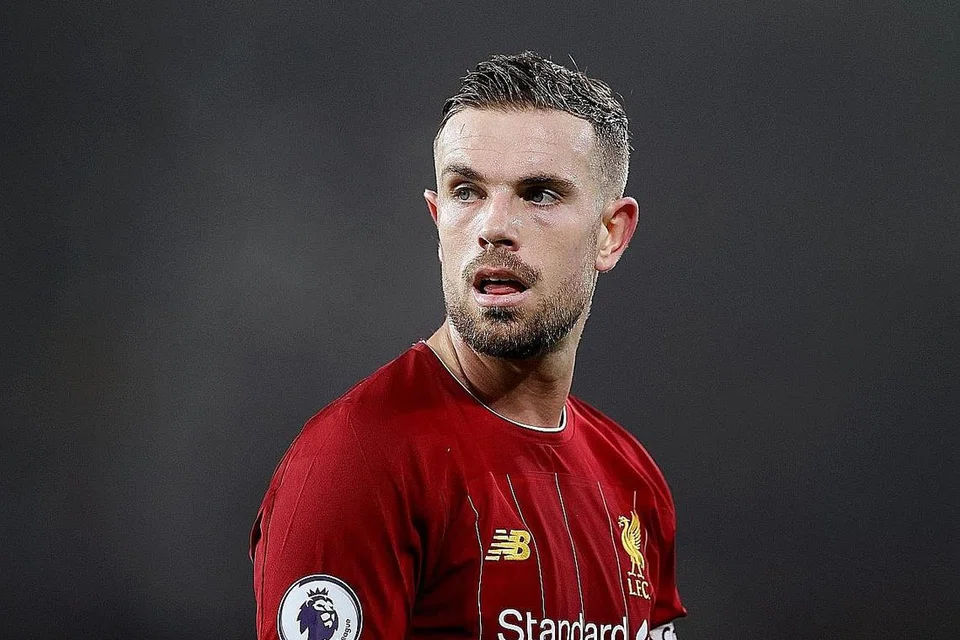 SUMBANG BANTUAN: Bintang EPL Jordan Henderson (atas), Harry Kane dan Pierre-Emerick Aubameyang antara pemain yang memuat naik pos mengenai inisiatif #PlayersTogether di media sosial. - Foto-foto REUTERS, AFP
