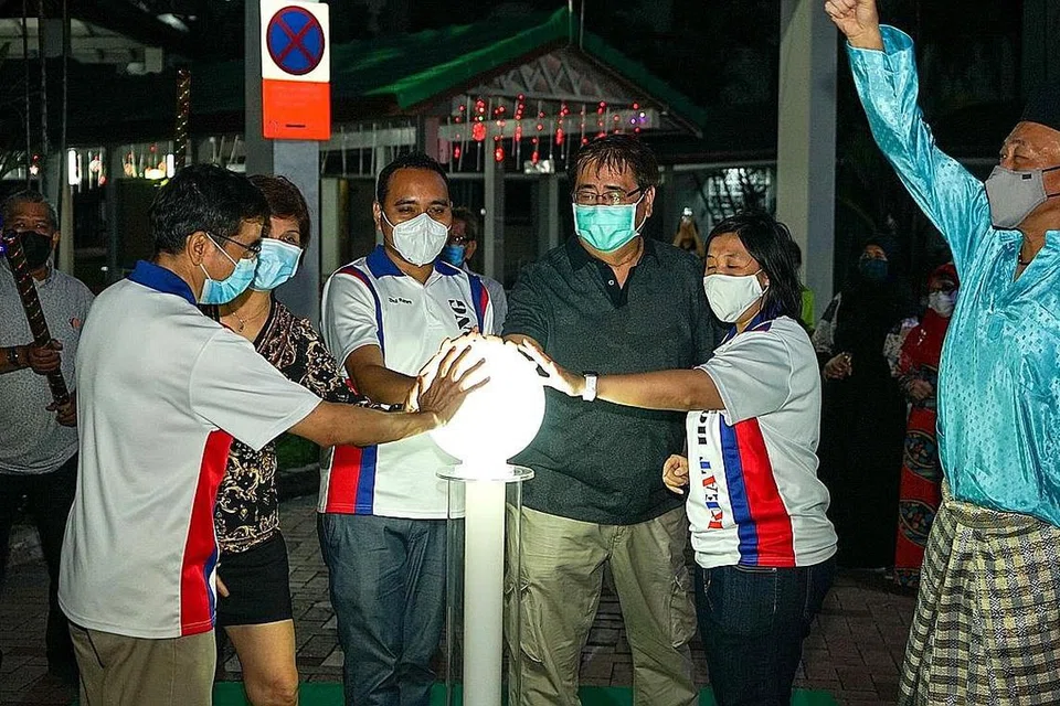 PELANCARAN: Encik Zhulkarnain Abdul Rahim (tiga dari kiri) melancarkan lampu Hari Raya di Keat Hong kelmarin. Lampu Hari Raya ini akan dinyalakan hingga 17 Mei.- Foto-foto PEJABAT KAWASAN UNDI KEAT HONG