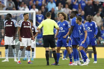 Kelab Leicester City (dengan pemain berjersi biru) berjaya dalam hujahan bahawa ia tidak lagi terikat dengan peraturan Liga Perdana England (EPL), dan oleh itu, tidak boleh didapati bersalah melanggar peraturannya.