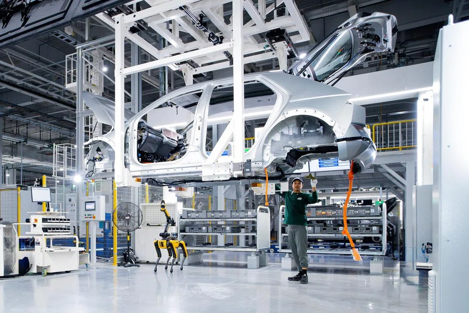 PUSAT CANGGIH: Pusat Inovasi Kumpulan Hyundai Motor Singapura (HMGICS) di Kawasan Inovasi Jurong menggabungkan pelbagai teknologi canggih dengan tenaga manusia. Di kemudahan baru itu, kira-kira separuh daripada kerja dilakukan oleh 200 robot, termasuk robot mirip anjing yang meronda dan memeriksa pemasangan yang dijalankan.
