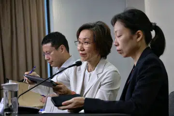 Menteri Kemampanan dan Sekitaran, Cik Grace Fu (tengah), bersama Menteri Pendidikan, Encik Desmond Lee (kiri), dan Pemangku Menteri Tenaga Manusia, Cik Jasmin Lau (kanan) dalam satu sidang media pada 16 Oktober untuk memberi kemas kini tentang keadaan jerebu di Singapura.
