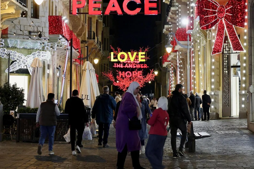 Di ambang perayaan, deretan kedai di sebuah jalan dihiasi dengan perhiasan Krismas, lampu, dan bendera kebangsaan, di tengah-tengah gencatan senjata antara Israel dengan Hezbollah, di Beirut, Lebanon  pada 7 Disember.