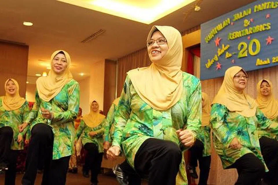 SENAMAN: Bersenam beramai-ramai, seperti kebayarobik ini, dapat membantu seseorang menghilangkan rasa resah dan cemas. - Foto fail