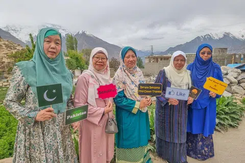 DUTA BUDAYA MELAYU DI PAKISTAN: Rombongan pelancong Singapura yang berkunjung ke Pakistan turut menggayakan busana Melayu kebanggaan mereka.