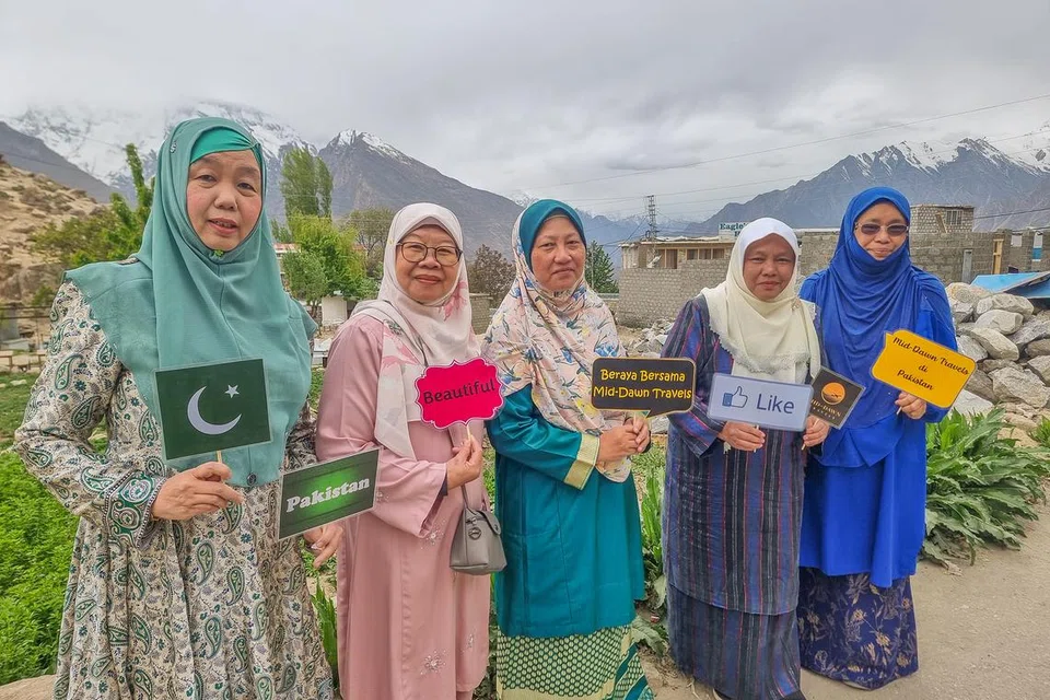 DUTA BUDAYA MELAYU DI PAKISTAN: Rombongan pelancong Singapura yang berkunjung ke Pakistan turut menggayakan busana Melayu kebanggaan mereka.