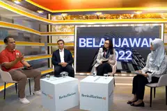 BINCANG BELANJAWAN: Sesi perbincangan Pasca-Belanjawan Berita Harian baru-baru ini disertai (dari kiri) Naib Presiden NTUC, Encik Abdul Samad Abdul Wahab; Naib Presiden Eksekutif merangkap Ketua Kajian Forex Pasaran Global Maybank Group, Encik Saktiandi Supaat; dan Presiden PPIS, Cik Hazlina Abdul Halim. Sesi itu dipengerusi Penolong kepada Editor BH, Cik Norhaiza Hashim (paling kanan). - Foto TANGKAP SKRIN VIDEO BH