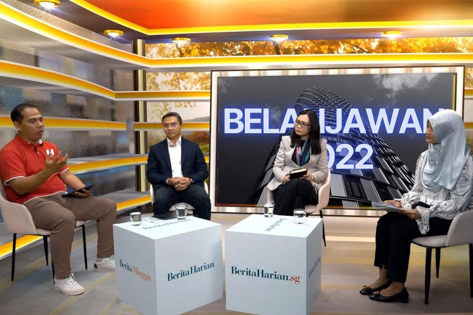 BINCANG BELANJAWAN: Sesi perbincangan Pasca-Belanjawan Berita Harian baru-baru ini disertai (dari kiri) Naib Presiden NTUC, Encik Abdul Samad Abdul Wahab; Naib Presiden Eksekutif merangkap Ketua Kajian Forex Pasaran Global Maybank Group, Encik Saktiandi Supaat; dan Presiden PPIS, Cik Hazlina Abdul Halim. Sesi itu dipengerusi Penolong kepada Editor BH, Cik Norhaiza Hashim (paling kanan). - Foto TANGKAP SKRIN VIDEO BH