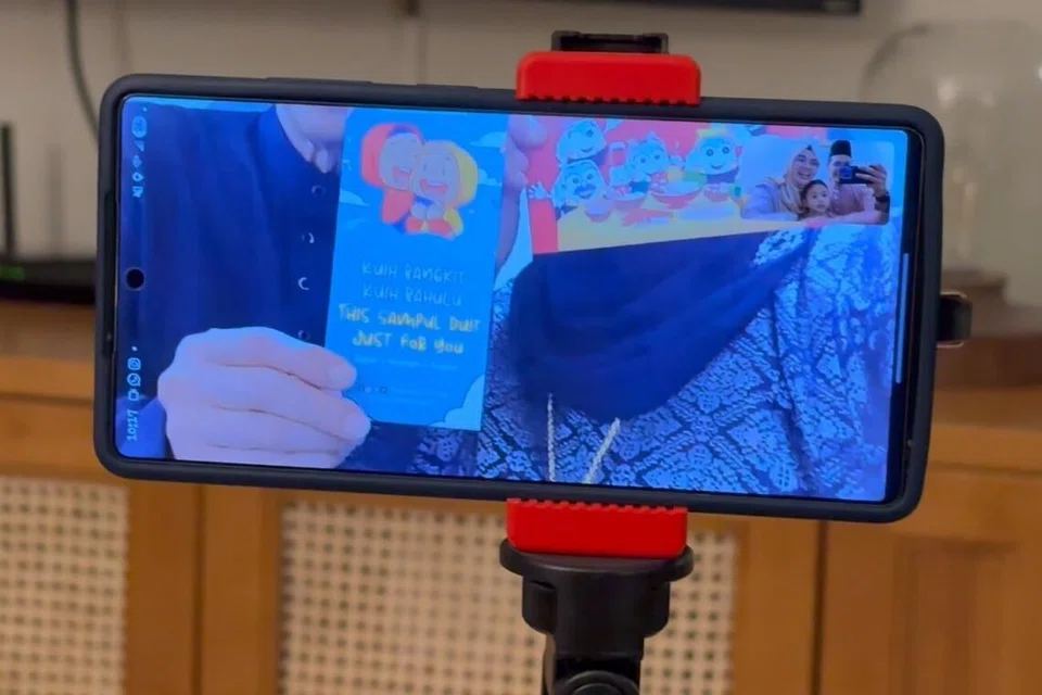 Encik Hilwan sekeluarga akan berjaga hingga lewat malam untuk bermaafan bersama keluarga mereka di Singapura melalui panggilan video.