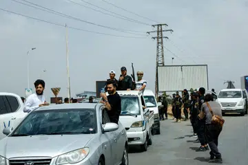 Pasukan keselamatan Syria memeriksa kenderaan yang memasuki bandar Druze di Sahnaya, Syria.
