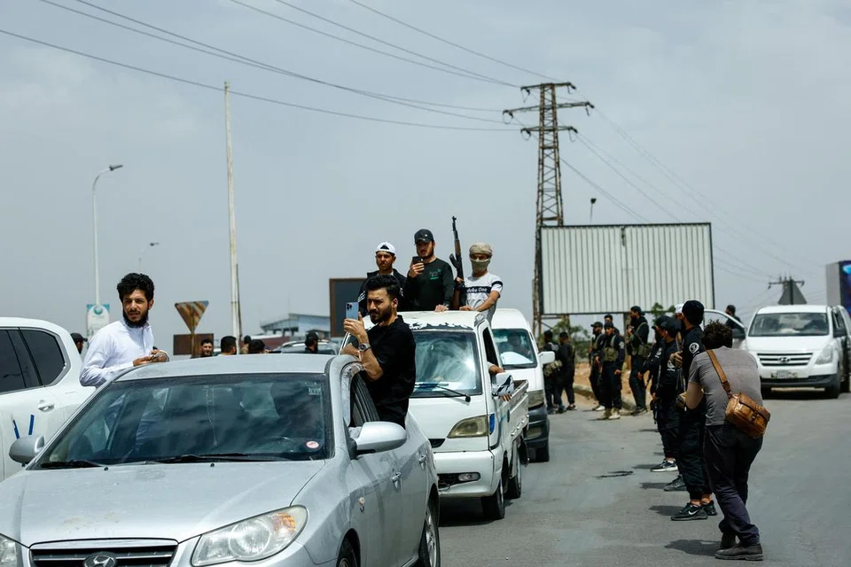 Pasukan keselamatan Syria memeriksa kenderaan yang memasuki bandar Druze di Sahnaya, Syria.