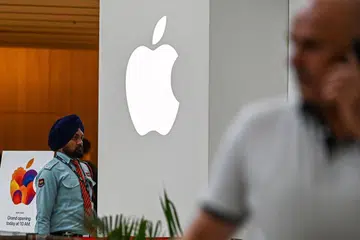 KELUARKAN ARAHAN: Agensi Perancis yang mengawal frekuensi radio, ANFR, mengarahkan Apple menghentikan penjualan iPhone 12 di Perancis mulai 12 September kerana model itu mengeluarkan radiasi melebihi had penyerapan elektromagnetik ke dalam tubuh.