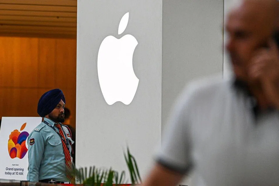 KELUARKAN ARAHAN: Agensi Perancis yang mengawal frekuensi radio, ANFR, mengarahkan Apple menghentikan penjualan iPhone 12 di Perancis mulai 12 September kerana model itu mengeluarkan radiasi melebihi had penyerapan elektromagnetik ke dalam tubuh.