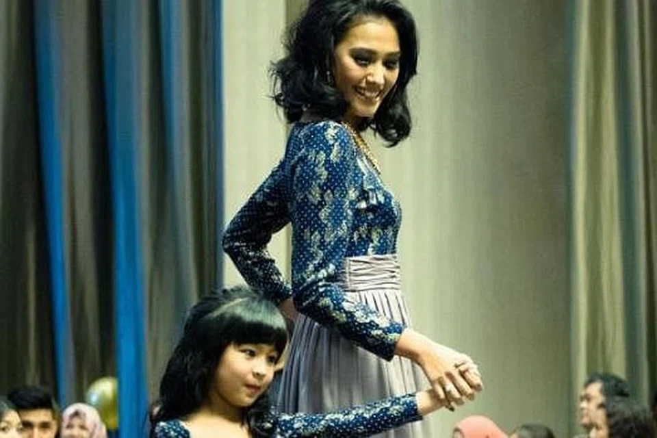 UNTUK LELAKI DAN PASANGAN IBU ANAK: Inilah antara jenis pakaian kaum lelaki dan pakaian sedondon ibu dan anak yang memang cukup menarik dan amat sesuai untuk bergaya nanti. - Foto STUDIODUA