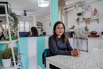 BANTUAN DIALUKAN: Cik Nuraini Mohd Yusof, yang membawa pulang gaji sekitar $800 sebulan, berkata pendapatannya semakin tidak mencukupi untuk menampung kos barang runcit dan tenaga yang semakin naik dek inflasi sejagat. Oleh itu, beliau bersyukur pemerintah mengumumkan pakej bantuan bernilai $1.5 bilion untuk membantu rakyat Singapura mengharungi cabaran ekonomi dan inflasi sejagat yang meningkat. - Foto BH oleh NUR DIYANA TAHA