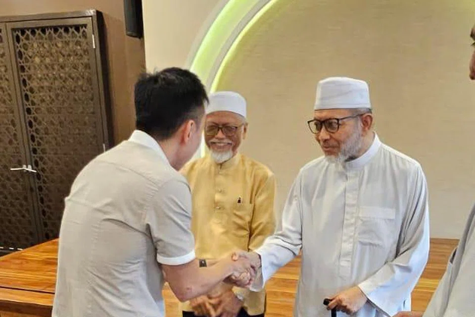 Bekas Anggota Parlimen Dilantik (NMP), Encik Calvin Cheng (kiri) bertemu Ustaz Mohamad Hasbi Hassan (tiga dari kiri) dan Ustaz Pasuni Maulan (dua dari kiri) untuk meluahkan rasa sesalnya terhadap kenyataan yang dimuat naiknya pada 13 Mac berhubung isu Gaza di Masjid Yusof Ishak pada 9 April.