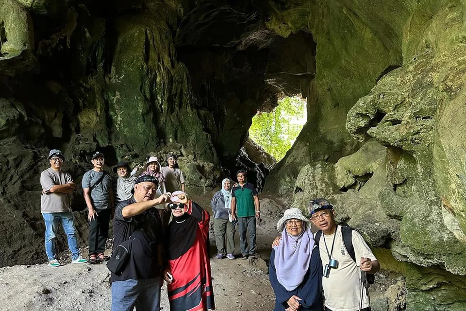 Gua Kajang di Bukit Kepala Gajah, Lenggong. Ia gua pertama digali di Malaysia pada 1917. Penyelidikan pertama itu menemui rangka manusia, serpihan tembikar, alatan batu dan sisa makanan. Kajian seterusnya oleh Universiti Sains Malaysia (USM) menunjukkan gua itu digunakan oleh manusia purba sejak 11,000 hingga 5,000 tahun dahulu. 