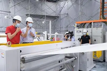 DIBERI TAKLIMAT: Menteri Perdagangan dan Perindustrian Chan Chun Sing (dua dari kiri) diberi taklimat mengenai cara kain cair, yang digunakan untuk membuat penapis pelitup, dikumpulkan, semasa lawatannya ke ST Engineering semalam. - Foto CHAN CHUN SING / FACEBOOK