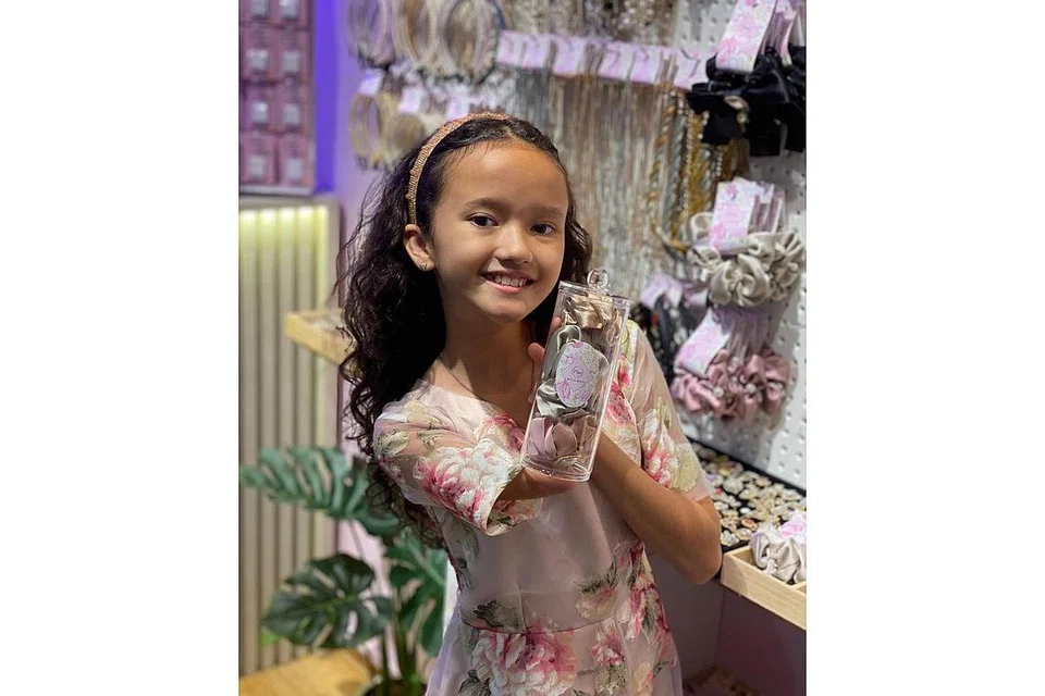 MAHU CUBA BERNIAGA: Moza menunjukkan sebahagian aksesori yang dijual di kedainya, Myla Moza di Far East Plaza. - Foto MUHAMMAD HASIF AZMI