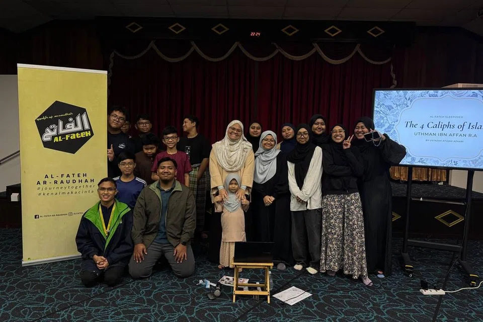 Belia Masjid Ar-Raudhah yang dinamakan Al-Fateh Ar-Raudhah menganjurkan program, ‘Al-Fateh Sleepover’, yang diadakan setiap bulan di Dewan Yam, Masjid Ar-Raudhah. Acara itu telah diadakan pada 18 dan 19 Oktober. 