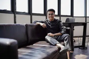 TIDAK KENAL ERTI PUTUS ASA: Meskipun dianggap sebagai pelajar lemah di sekolah rendah, ia tidak menjadi penghambat kepada diri Encik Abdillah untuk membuktikan beliau masih mampu berjaya. - Foto BM oleh ONG WEE KIAT