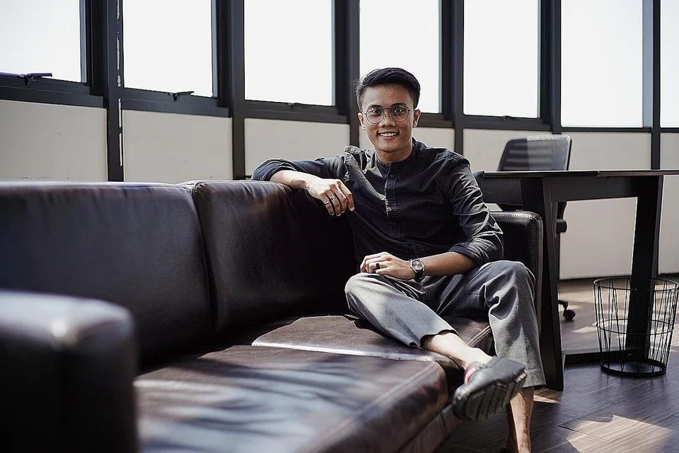 TIDAK KENAL ERTI PUTUS ASA: Meskipun dianggap sebagai pelajar lemah di sekolah rendah, ia tidak menjadi penghambat kepada diri Encik Abdillah untuk membuktikan beliau masih mampu berjaya. - Foto BM oleh ONG WEE KIAT