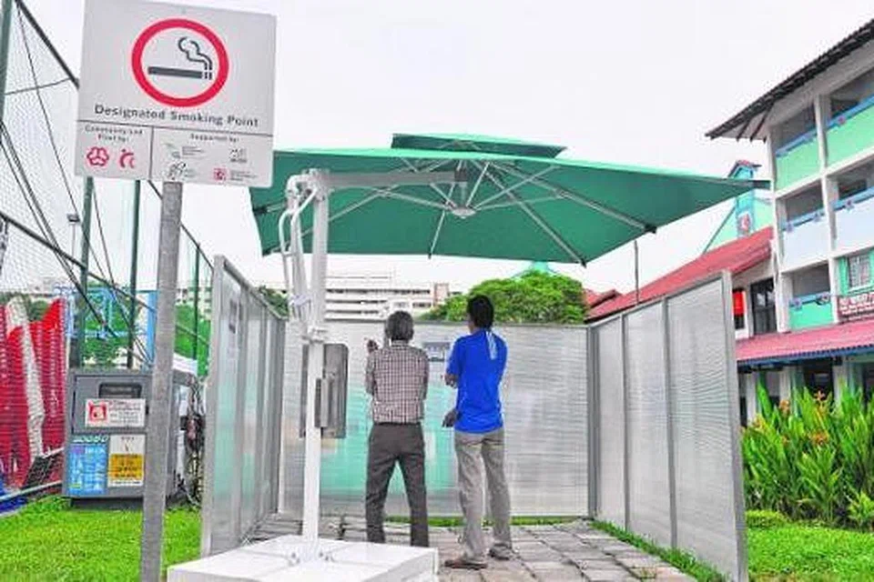 TEMPAT MEROKOK KHUSUS: Inilah antara enam tempat merokok yang dikhusus di Nee Soon Central setelah kawasan itu dijadikan zon bebas rokok. - Foto THE STRAITS TIMES