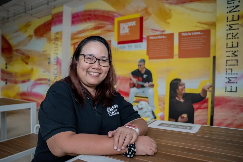 Cik Norliana Mohamed Ajam didiagnosis menghidap penyakit mata yang jarang berlaku, dipanggil uveitis. Beliau menyertai menyertai program, ‘Dialogue In The Dark SG’ (DiDsg) kerana mendapati manusia dapat bersikap lebih jujur apabila terperangkap dalam kegelapan.