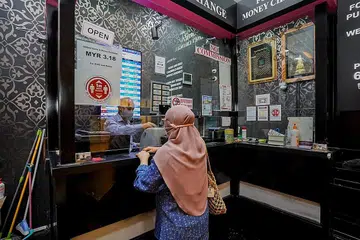 NIAGA RANCAK: Sejak sempadan dibuka serta nilai mata wang Singapura terus kukuh, kedai pengurup wang Cliffor Gems & Money Exchange ini mendapat permintaan lebih tinggi bagi mata wang seperti dolar Amerika serta pound UK, selain euro. - Foto BH oleh NUR DIYANA TAHA