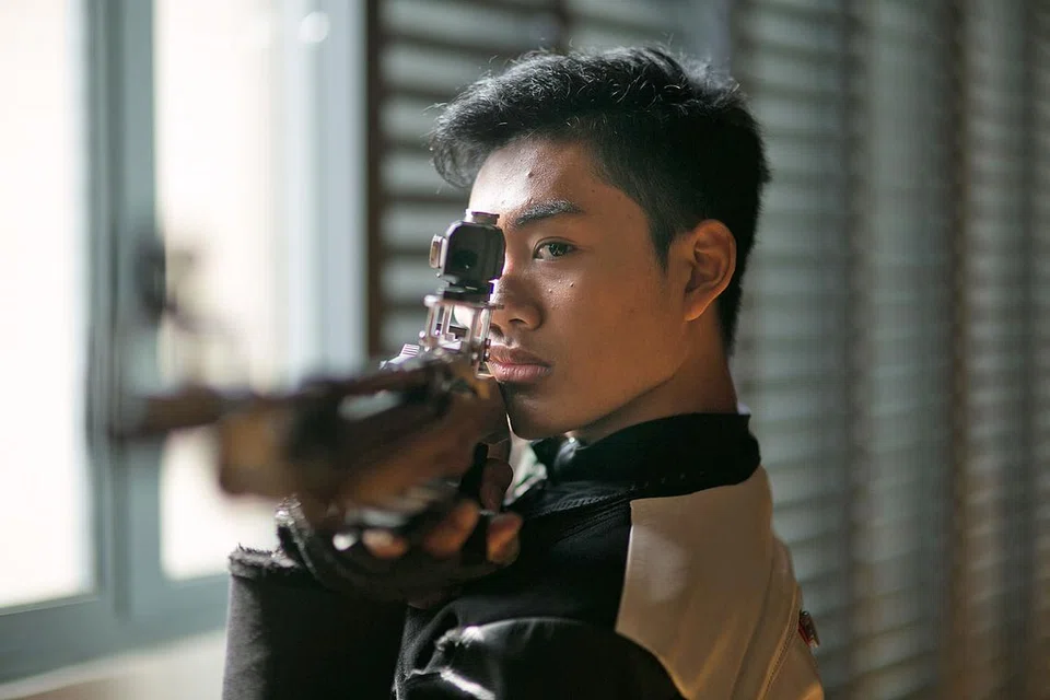 DAPAT GANGSA: Penembak Mohamad Irwan Abdul Rahman meraih pingat gangsa dalam acara menembak senapang angin jarak 10 meter perseorangan lelaki. - Foto SEKOLAH SUKAN SINGAPURA