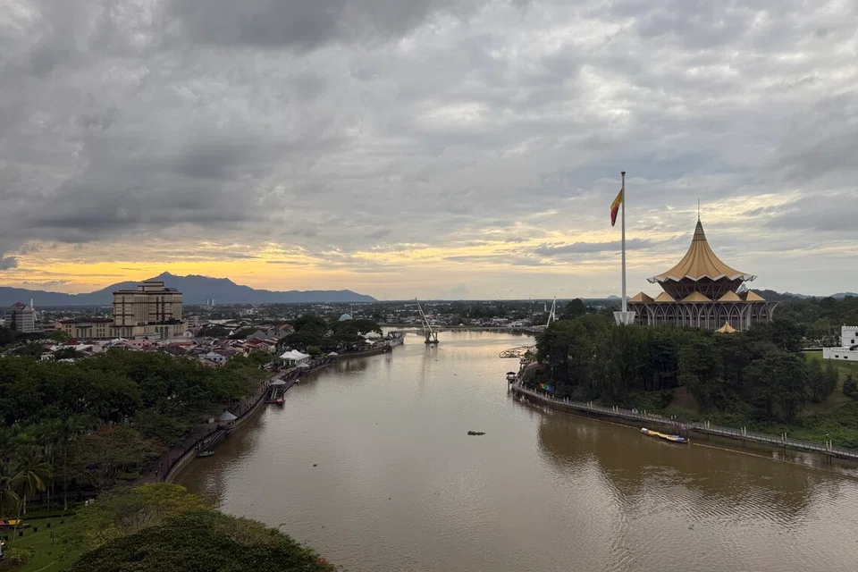 Pemandangan Sungai Sarawak dari bilik hotel penulis di Hilton Kuching.