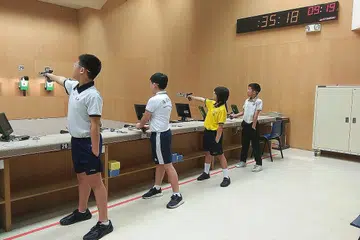 CUBA-CUBA: Para peserta muda menguji keupayaan sempena program LTS kelolaan Sekolah Sukan Singapura (SSP) dengan kerjasama Persatuan Menembak Singapura (SSA). - Foto-foto SSA