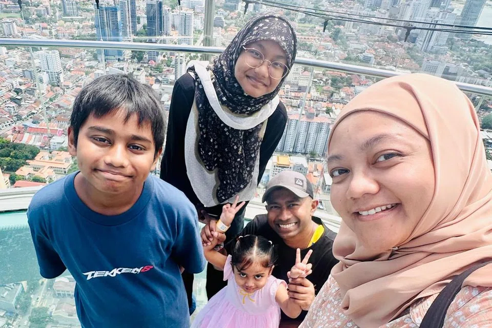 Cik Fadhilah Mohd Salihin bercuti ke Pulau Pinang bersama suaminya, Encik Mohammad Shariff Mohamed Ali  (bertopi) dan anak-anaknya (dari kiri), Md Asyraf Irfan Mohammad Shariff, Nur Alya Insyirah Mohammad Shariff, dan Nur Aysha Insyirah Mohammad Shariff pada Jun 2024.