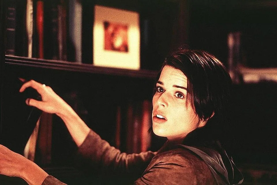 DIBURU KENANGAN NGERI: Watak Sidney yang dibawa oleh Neve Campbell dalam filem 'Scream' (2022) tidak terlepas daripada dijejak pembunuh bersiri, kali ini yang menyarung topeng Ghostface. Gambar sisipan menggambarkan Campbell dalam filem pertama Scream pada 1996. - Foto GOLDEN VILLAGE PICTURES/MEDIACORP