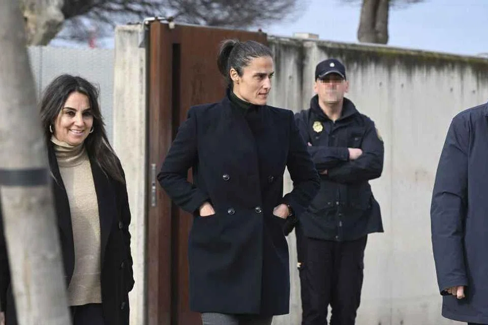 Pengurus pasukan kebangsaan wanita Sepanyol, Montse Tome (tengah), meninggalkan mahkamah selepas memberi keterangan dalam perbicaraan kes ciuman paksaan bekas presiden persekutuan bola sepak Sepanyol Luis Rubiales, di Mahkamah Negara, dekat Madrid.