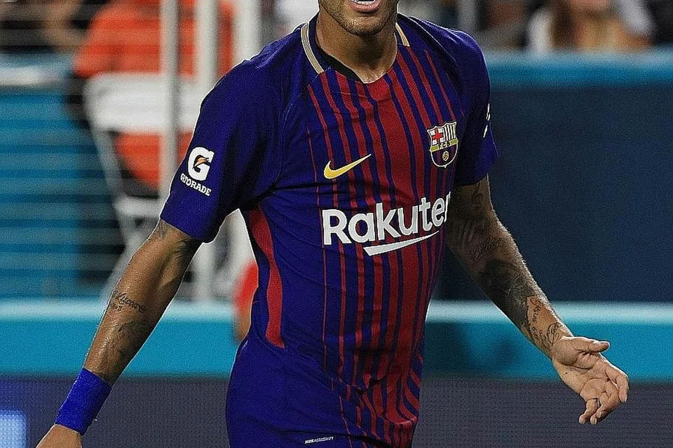 TARIKAN TERBARU DI PARIS: Bintang penyerang Brazil, Neymar, dijangka diperkenal secara rasmi di PSG esok, menyusuli pemindahannya daripada Barcelona. - Foto AFP