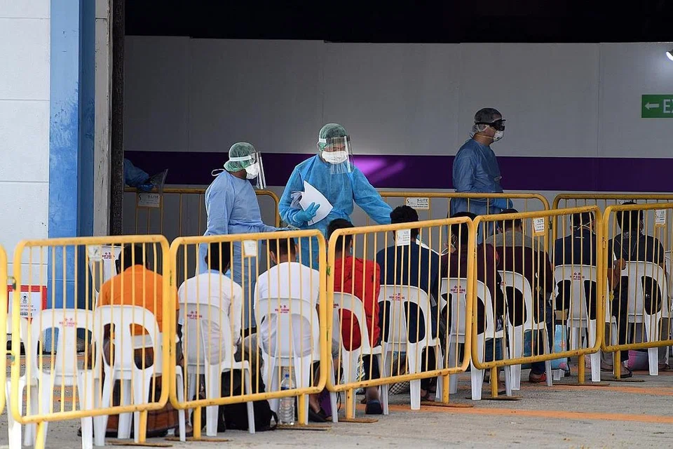 KUMPULAN PESAKIT PERTAMA: Para pesakit (gambar kiri) diberi arahan pengasingan dan identiti mereka dikenal pasti sebelum memasuki kemudahan pengasingan masyarakat. - Foto PUSAT PAMERAN CHANGI