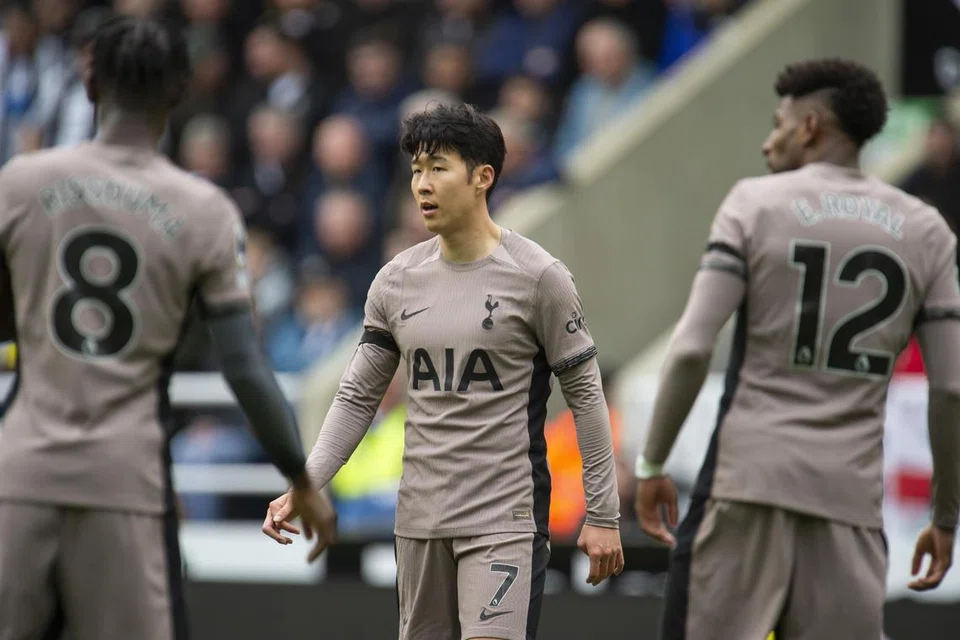 Para pemain Spurs, termasuk kaptennya, Son Heung-Min (tengah) dilihat bermain dengan lesu serta umpanan yang tidak mengena sasaran sehingga gagal mengawal tekanan Newcastle, Spurs tewas 0-4 di padang lawan dalam perlawanan yang berlangsung pada 13 April itu.. 
