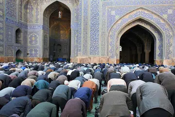 BERSIHKAN HATI: Menyimpan azam untuk menjadi seorang hamba yang terbaik kepada Maha Pencipta dapat dilakukan dengan memastikan sedaya mungkin agar setiap amalan seperti solat dilakukan dengan kesedaran seolah-olah Allah swt berada di depan mata iaitu maqam ihsan. - Foto hiasan ISTOCKPHOTO