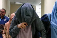 Seorang ibu tunggal di Terengganu, Nurfifi Amira Nawi, 37 tahun, dikenakan hukuman enam sebatan dan denda RM4,000 selepas mengaku bersalah kerana berkhalwat.