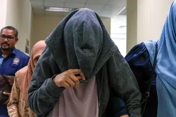 Seorang ibu tunggal di Terengganu, Nurfifi Amira Nawi, 37 tahun, dikenakan hukuman enam sebatan dan denda RM4,000 selepas mengaku bersalah kerana berkhalwat.