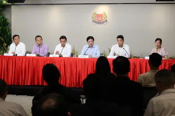 Perdana Menteri Encik Lawrence Wong (tiga dari kanan) mengumumkan perubahan kepada barisan Kabinetnya pada 22 Julai. Bersamanya adalah (dari kiri) Encik Goh Pei Ming, Encik Zaqy Mohamad, Encik Jeffrey Siow, Encik David Neo dan Cik Jasmin Lau.